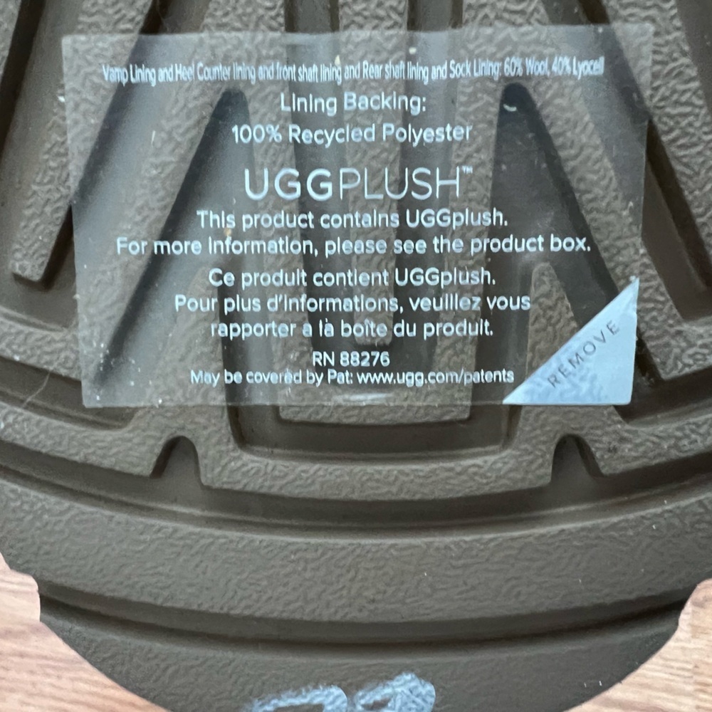 UGG Classic Chillapeak Genuine Shearling
Trimmed Boot Size 8 NWOT - Picture 14 of 15